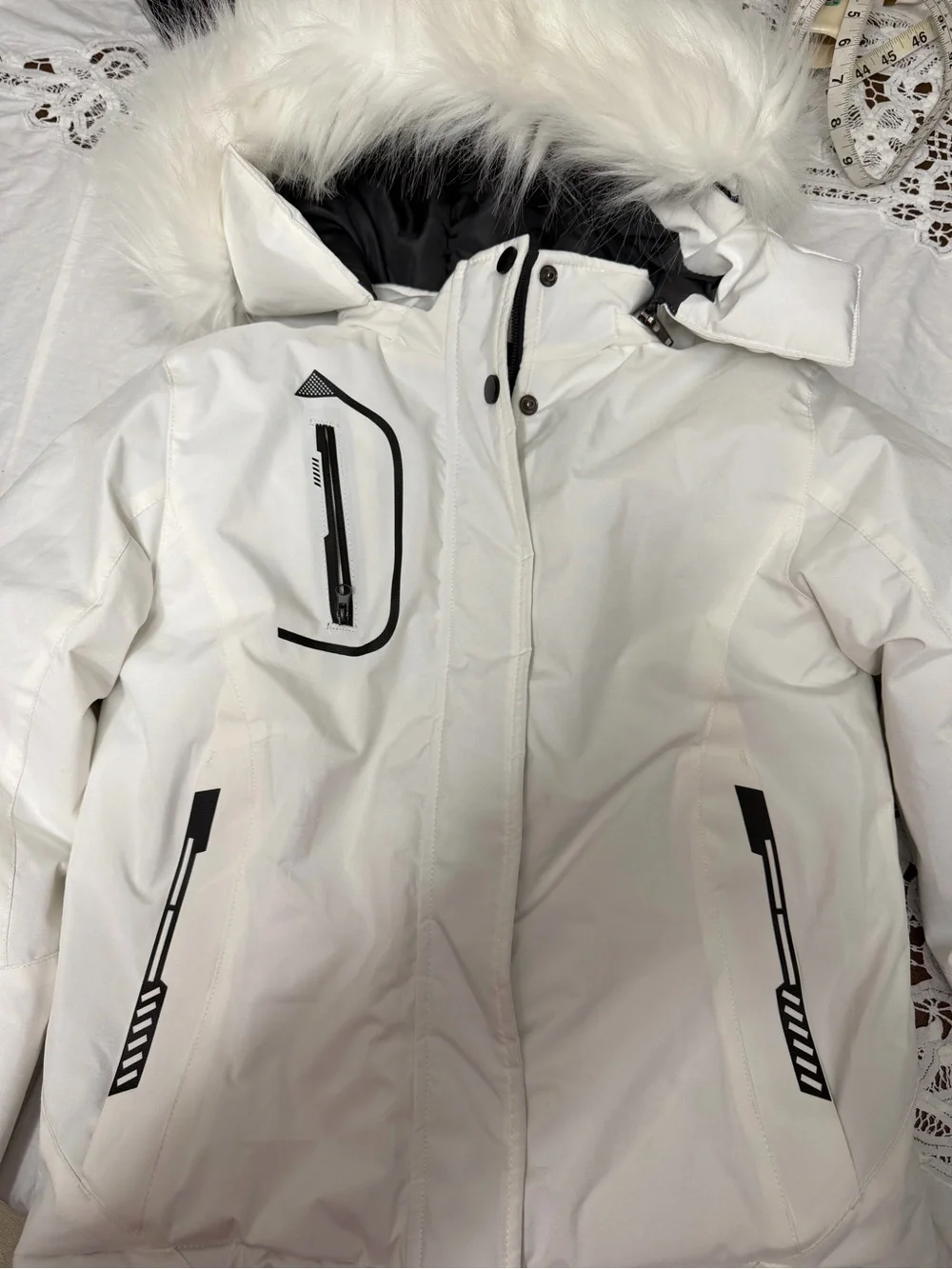 Skieer girls waterproof ski winter jacket white and black size 8